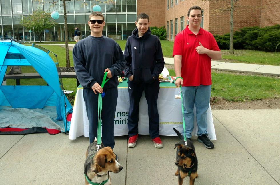 皇冠信用盘的学生正在帮助收容所的狗，并与社区分享他们的工作.