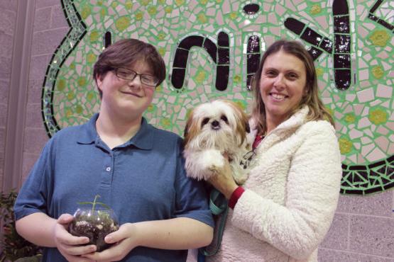 学生艾丹与社工托尼和狗狗里奥的照片